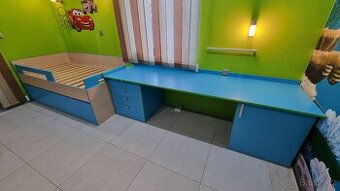 Postel + psací stůl  + židle - dětský pokoj