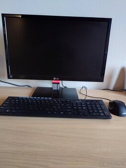 Počítačová sestava (monitor, PC, klávesnice, myš)