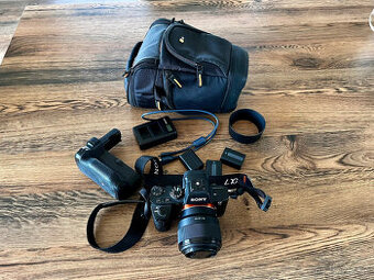 Prodám Sony A7 II + Sony FE 50mm f/1.8 + battery grip atd...