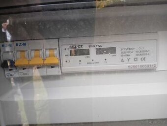 Elektromer a plechová rozvodová skříň