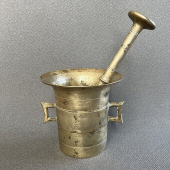 Starý mosazný hmoždíř s tloukem č. 6 váha 1640g