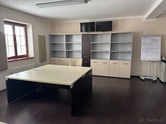 Vybavení kanceláře / stůl / židle / skříně / gauč