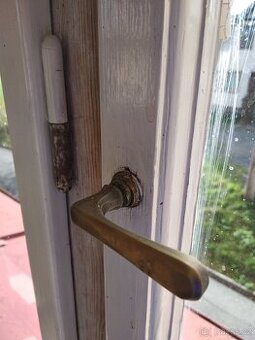Kliky mosazné ze starých dřevěných oken