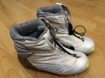 krasne boty na bezky Rosignol