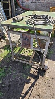 Velká cirkulárka, silný motor.