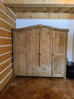 Prodám nádhernou celodřevěnou šatní skříň