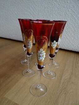 Luxusní červené číše se zlacením a květy