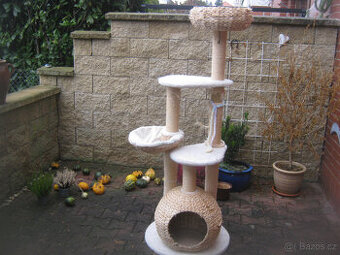 Prodám větší používané škrábadlo pro kočky-690 kč.