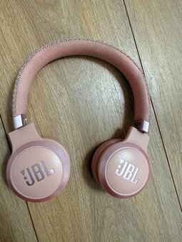 Růžová sluchátka JBL live460 NC