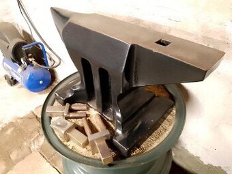 Kovarska kovadlina 100kg + podstavec s piskem + 3ks zapustky