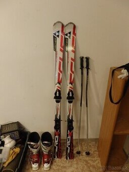 Lyže sjezdové Fischer, hůlky Leki, lyžáky Nordica