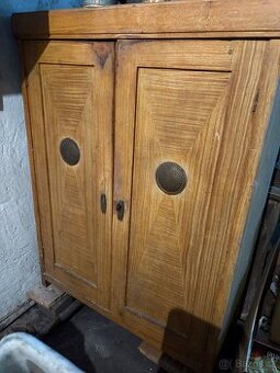stara skrin na renovaci / Retro skrin na uchovani potravin