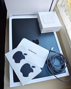 Apple MacBook Air 15,3" (2024) / M3 / 16GB / 512GB, Temně i