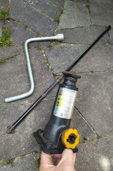 Originální zvedák, tyč a klíč na rezervu Ssangyong Rexton