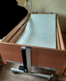 Polohovatelná postel pro seniory