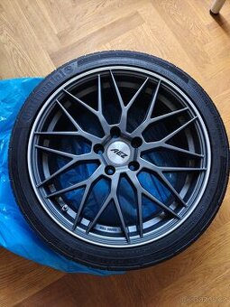 18" sada kol s letnimi pneu 5x114,3 245/35R 18Y