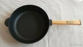 Litinová pánev BRIZOLL, průměr 26 cm, výška 6 cm, vypálená