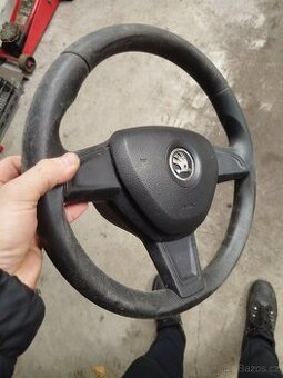 Tříramenný volant s airbagem