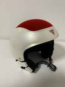 Lyžařská helma značky Dainese