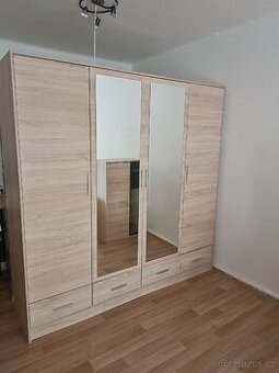 Skříň a válenda.