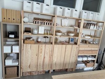 Knihovny/skrine/regaly