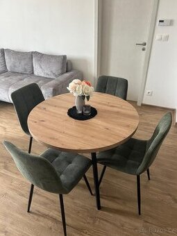 Kulatý jídelní stůl