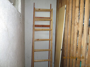 Rozebranou panelákovou vestavnou skřín