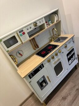 Interaktivní XXL dřevěná kuchyně s LED osvětlením