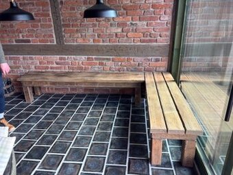 Masivní dřevěná lavice drásaná