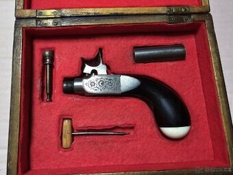 PERKUSNI PISTOLE V DŘEVĚNÉ KAZETĚ- SOUPRAVA