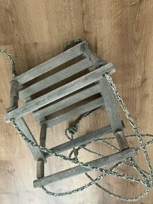 Dřevěná houpačka pro nejmenší