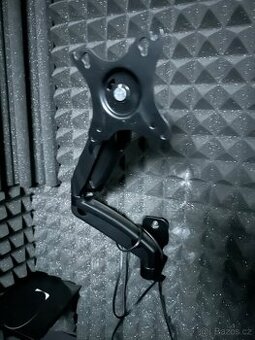 Držák monitoru na zeď