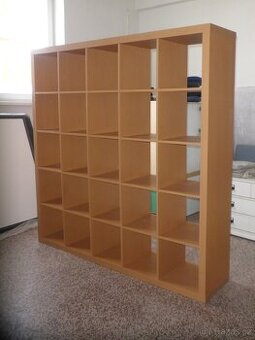Velký sestavitelný regál nebo knihovna
