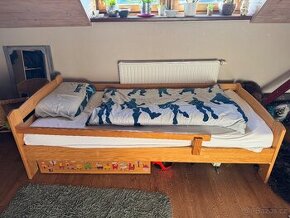 Dřevěná postel s bočnicí a spodním šuplíkem