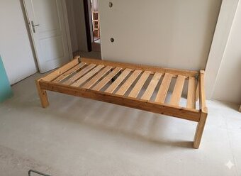 Masivní dřevěná postel 90x200 – poctivý kus dřeva