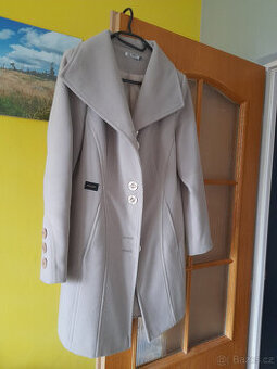 Elegantní kabát vel. 38 téměř nenošený