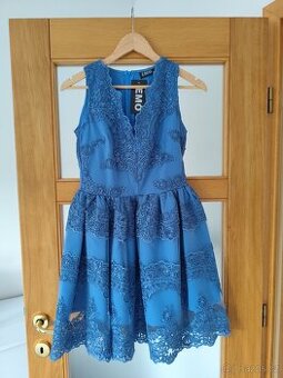 Dámské šaty EMO – modré, krajkové, nové – vel. 38