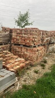 Staré cihly očištěné na paletách