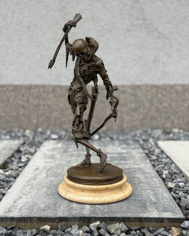 Bronzová socha Smrt kostlivec luk šípy gotika memento mori