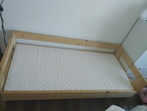 Dřevěná dětská postel s matrací - 1