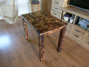 Stůl z modřínového dřeva