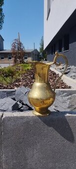 Dekorativní mosazný džbán – vintage styl