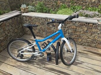 Dětské kolo modré Woom 4 s příslušenstvím a Shimano řazení