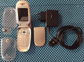 Plně funkční - Mobil - SAMSUNG E100 (sklápěčka) s originální