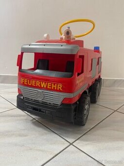 Velké požární auto Mercedes Benz.
