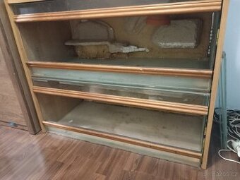 Dvě terária s prekrytem z dřevotřísky