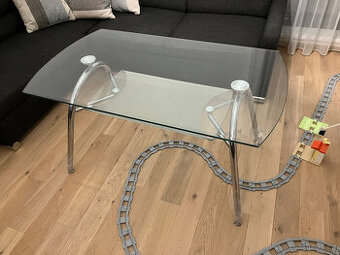 Skleněný stůl