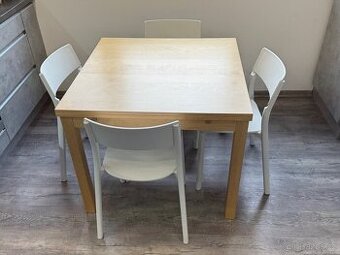 Rozkládací jídelní stůl se čtyřmi židlemi