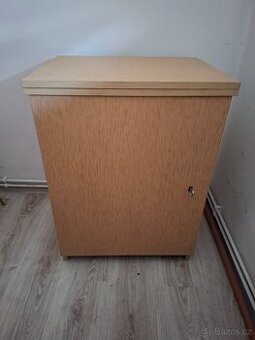 stolek pro šlapaci šicí stroj, rozkladaci