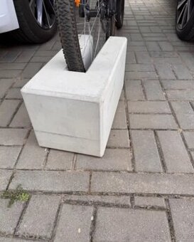 Betonový stojan na jízdní kola